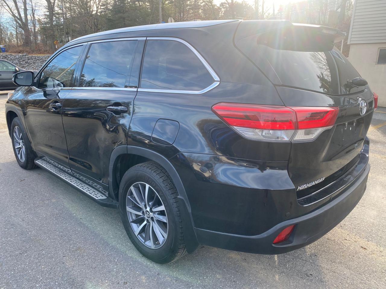 Image 2 of 2017 TOYOTA HIGHLANDER SE 2017 with VIN 5TDJZRFH2HS390071