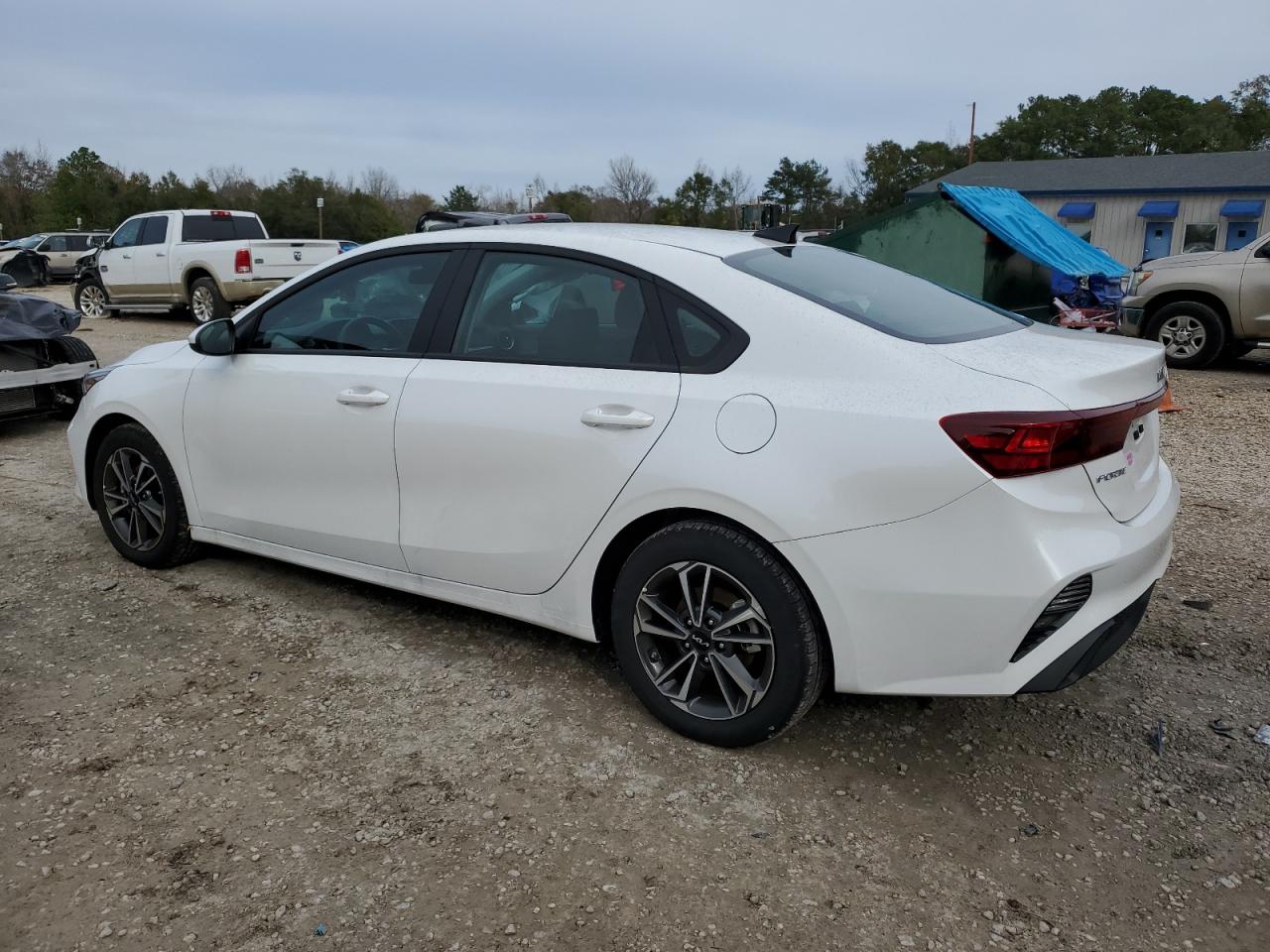 Изображение 2 2023 KIA FORTE LX 2023 с VIN 3KPF24AD8PE651410