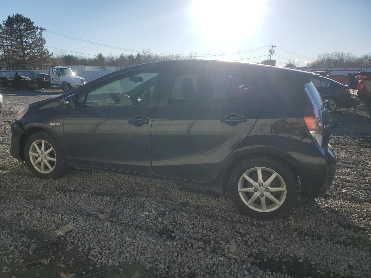 Изображение 2 2015 TOYOTA PRIUS C  2015 с VIN JTDKDTB38F1091348