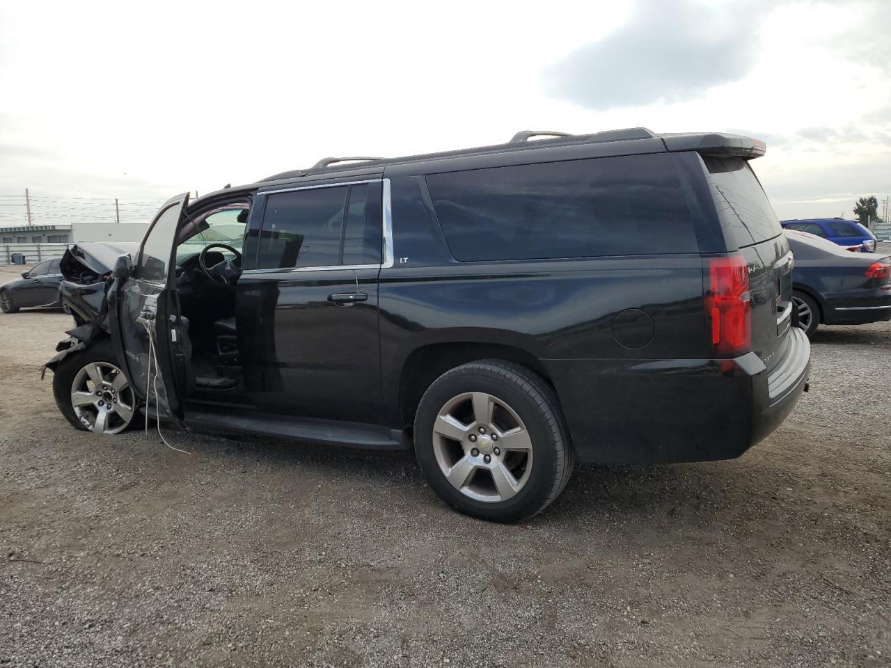 Image 2 of 2015 CHEVROLET SUBURBAN C1500 LT 2015 with VIN 1GNSCJKC7FR305858