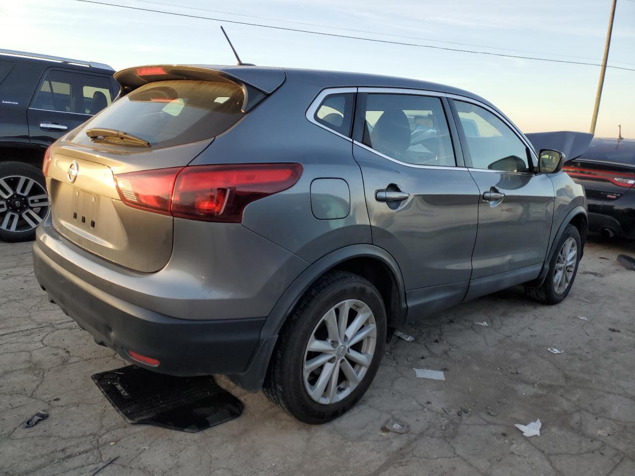 Obraz 3 z 2017 NISSAN ROGUE SPORT S 2017 z VIN JN1BJ1CP7HW004188