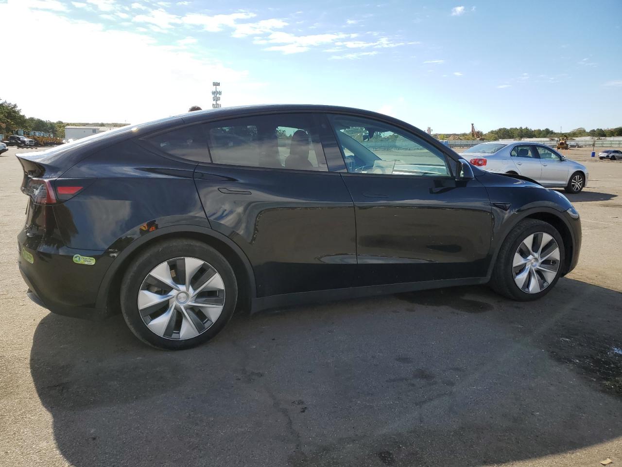 Obraz 3 z 2022 TESLA MODEL Y  2022 z VIN 7SAYGDEE6NF361111