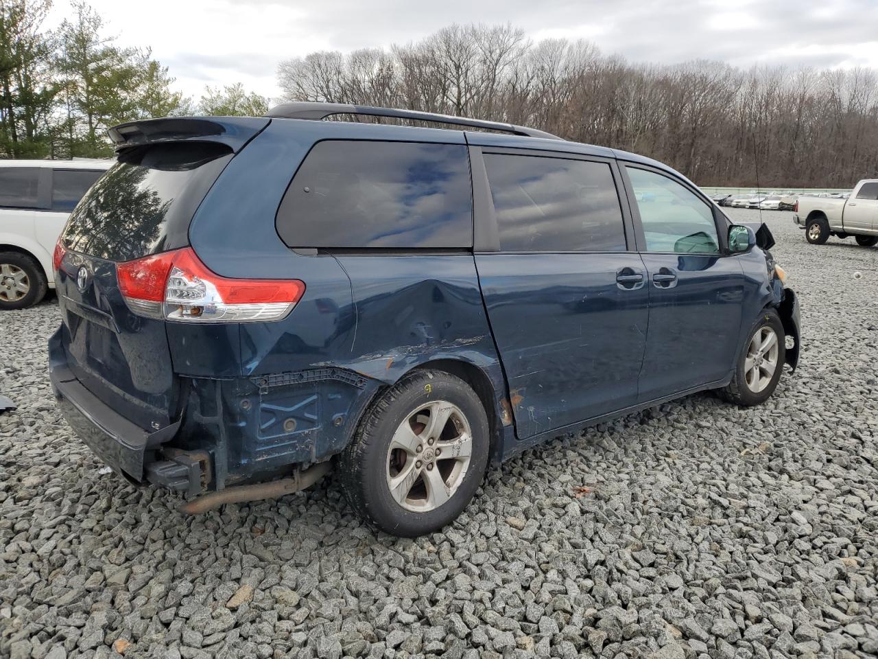 Image 3 of 2011 TOYOTA SIENNA LE 2011 with VIN 5TDKK3DC4BS147575