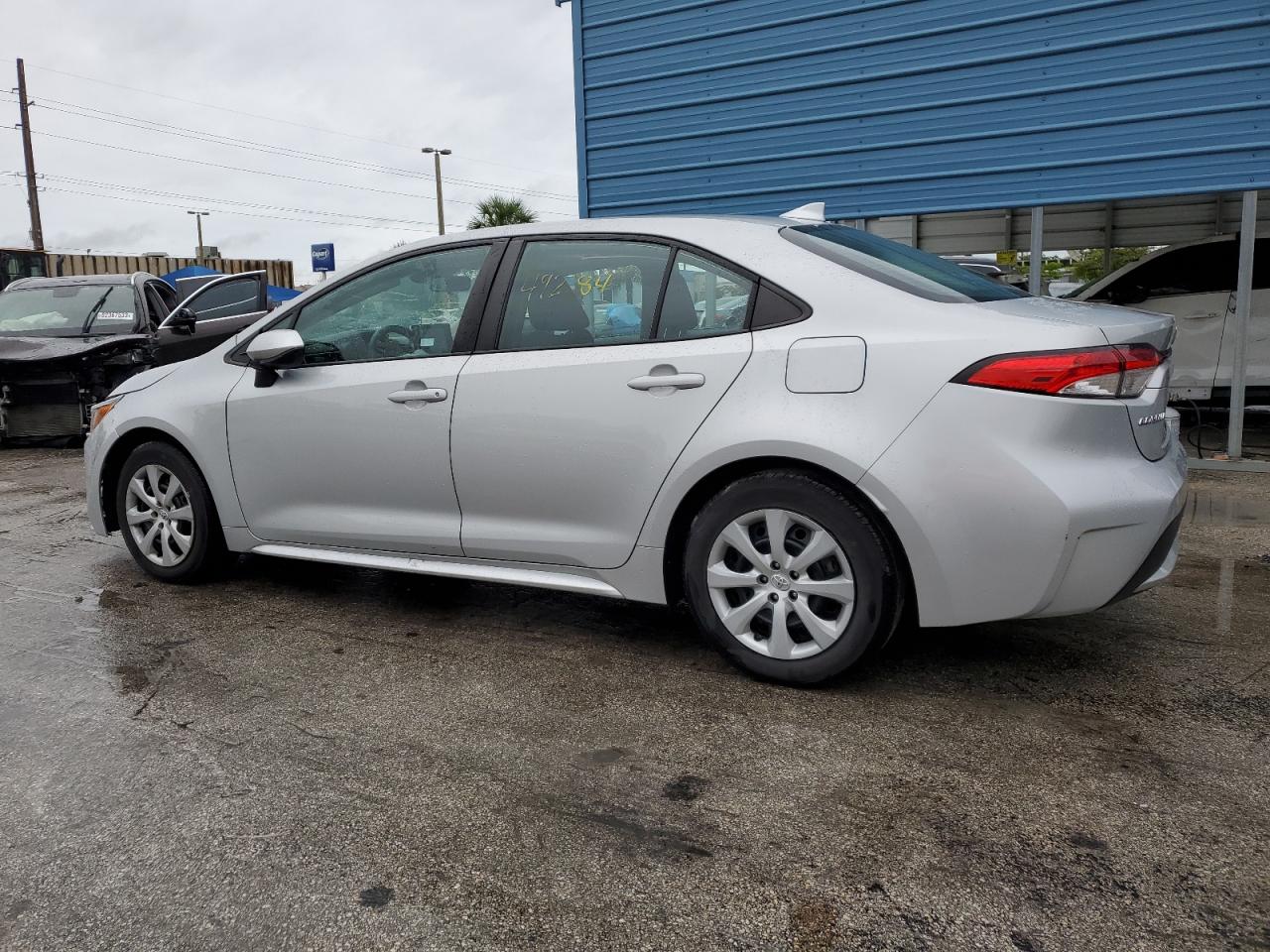 Obraz 2 z 2021 TOYOTA COROLLA LE 2021 z VIN 5YFEPMAE1MP180619