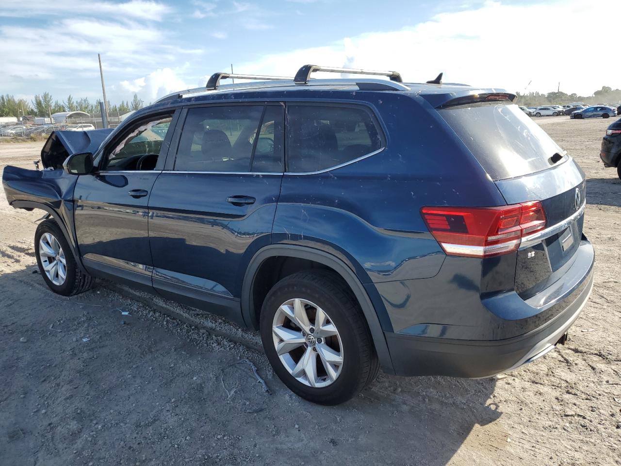 Image 2 of 2018 VOLKSWAGEN ATLAS SE 2018 with VIN 1V2KR2CA2JC570241
