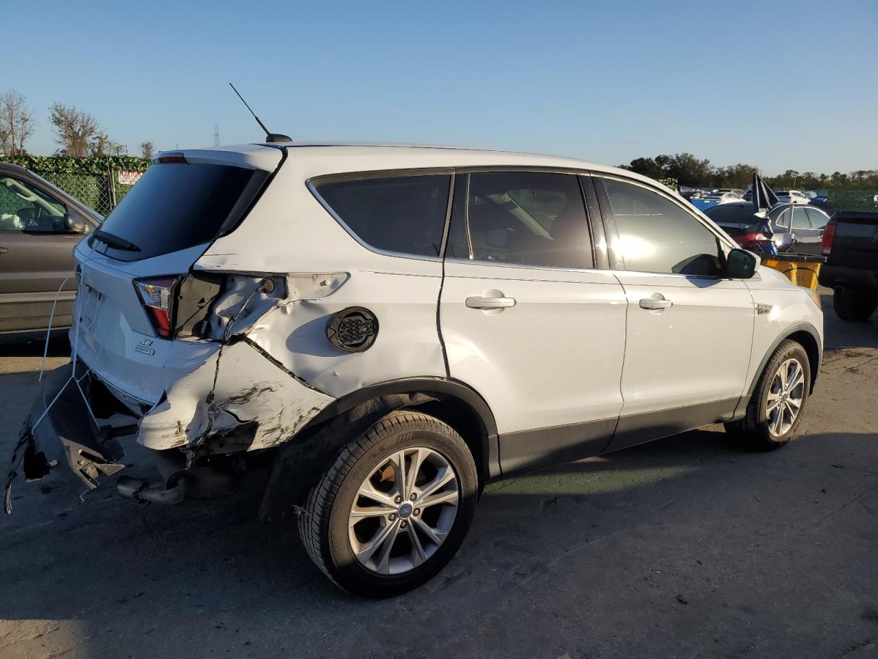 Obraz 3 z 2017 FORD ESCAPE SE 2017 z VIN 1FMCU0GD4HUB96504