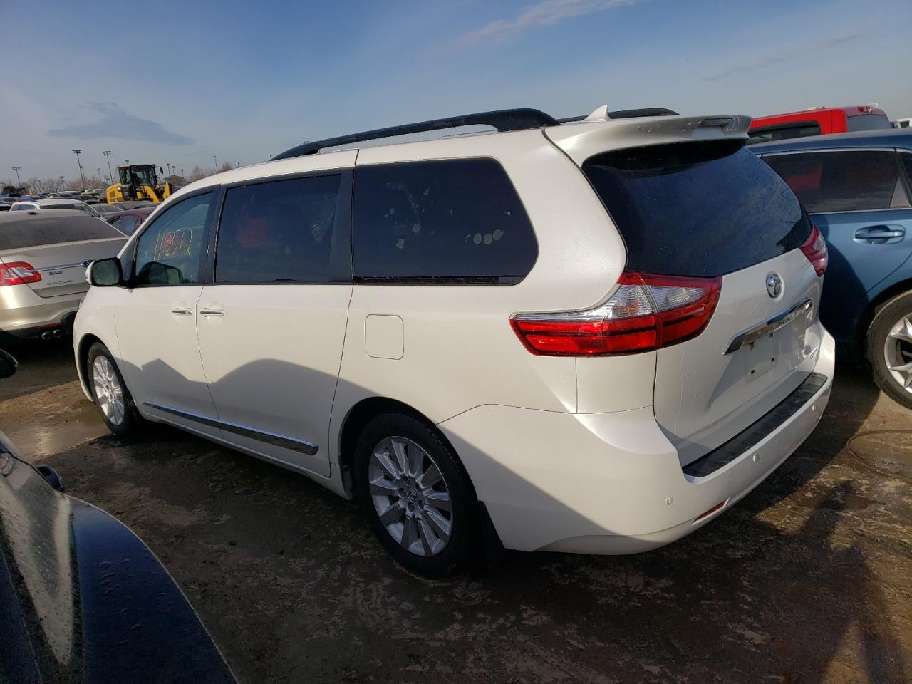 Изображение 2 2015 TOYOTA SIENNA XLE 2015 с VIN 5TDYK3DC3FS668061