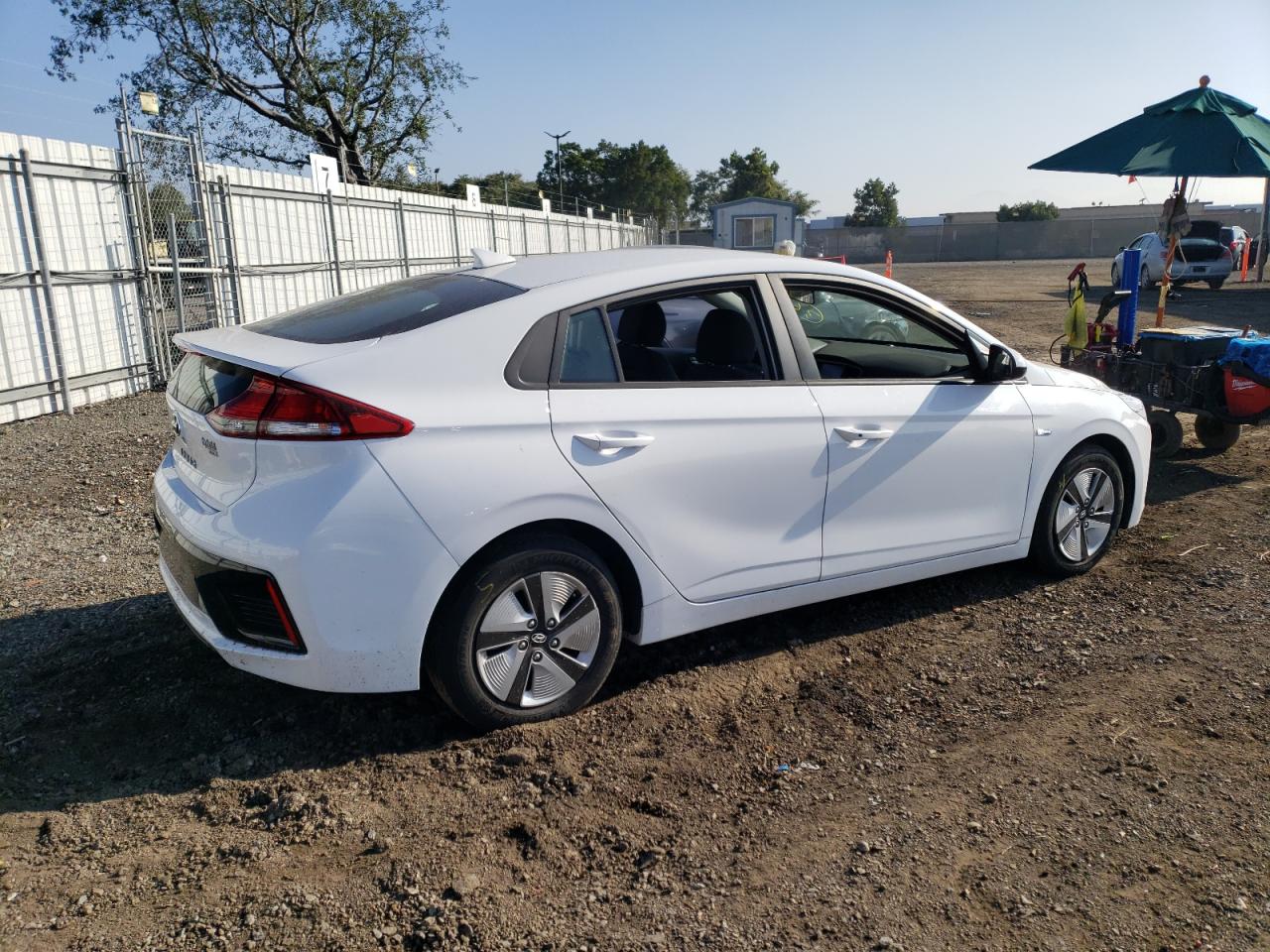 Image 3 of 2019 HYUNDAI IONIQ BLUE 2019 with VIN KMHC65LC6KU110380
