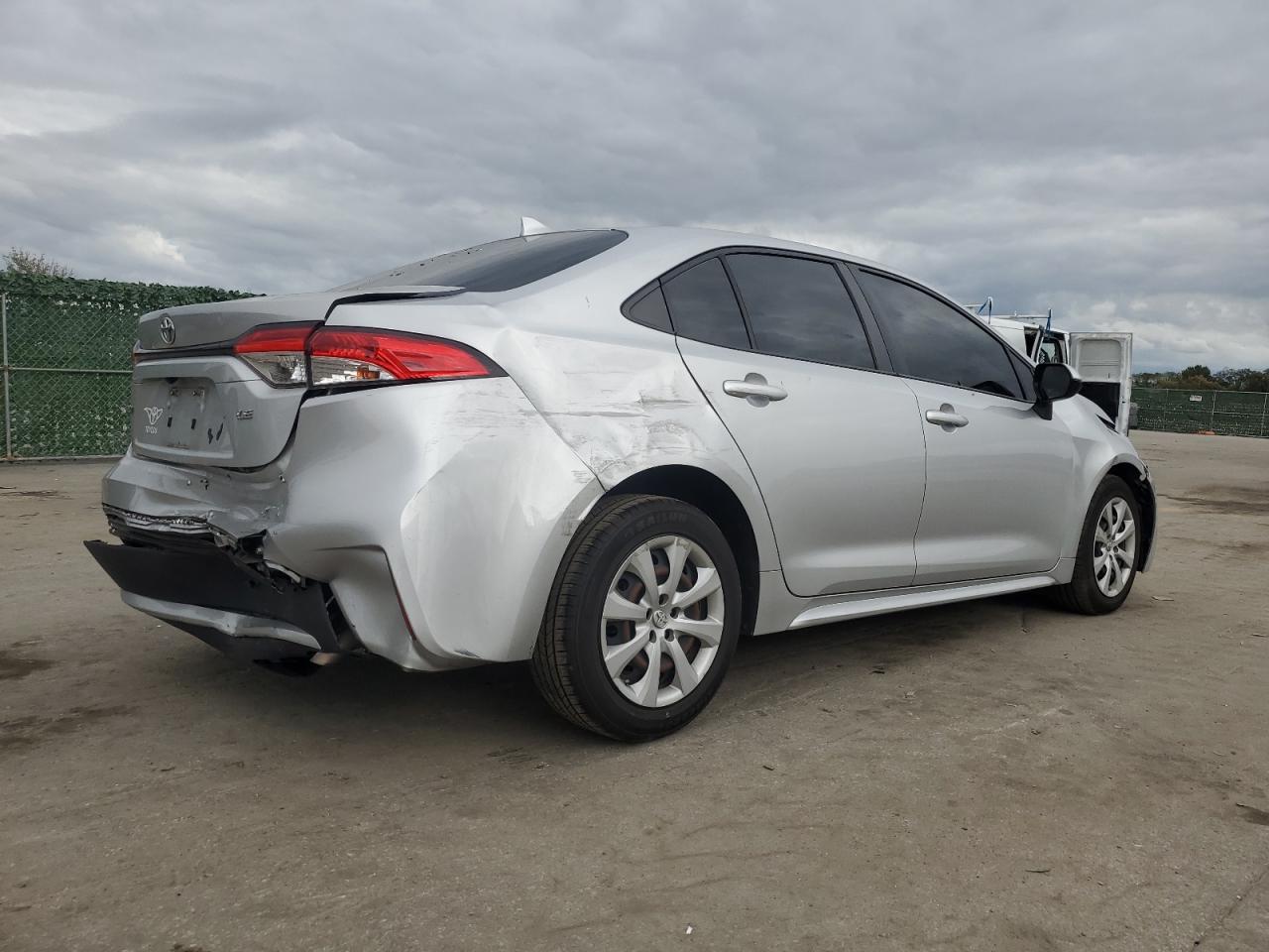 Image 3 of 2020 TOYOTA COROLLA LE 2020 with VIN JTDEPRAE5LJ087280