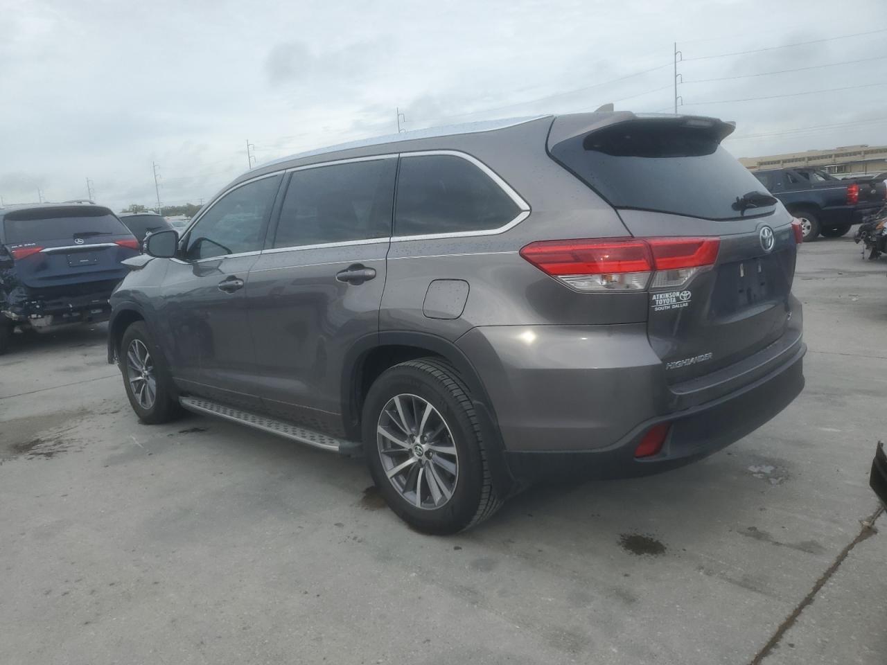 Image 2 of 2018 TOYOTA HIGHLANDER SE 2018 with VIN 5TDKZRFH6JS544792