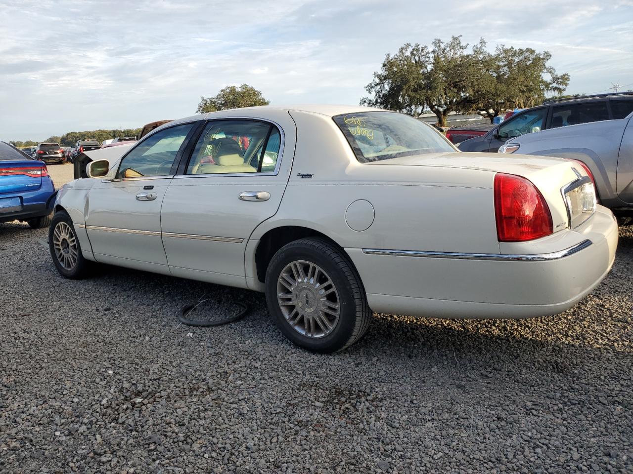 Image 2 of 2006 LINCOLN TOWN CAR SIGNATURE LIMITED 2006 with VIN 1LNHM82WX6Y640634