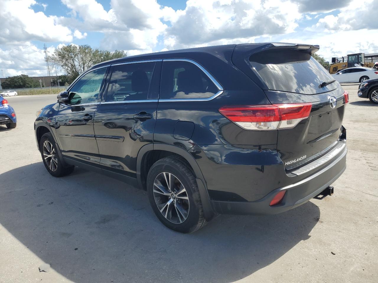 Изображение 2 Toyota Highlander Le 2019 с VIN 5TDBZRFH8KS970694