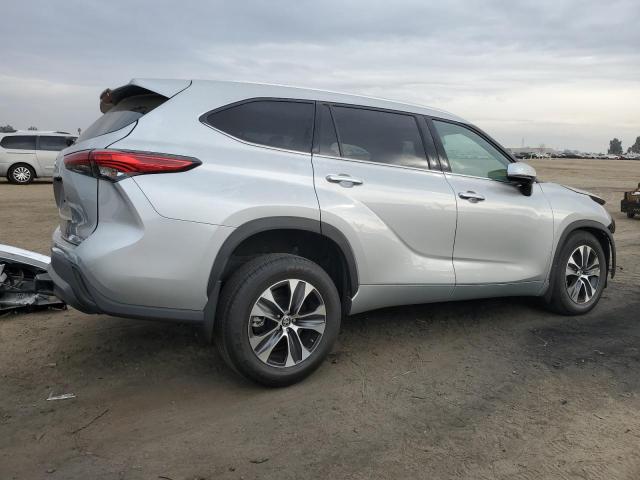 Image 3 of 2022 TOYOTA HIGHLANDER XLE 2022 with VIN 5TDHZRAH8NS132512
