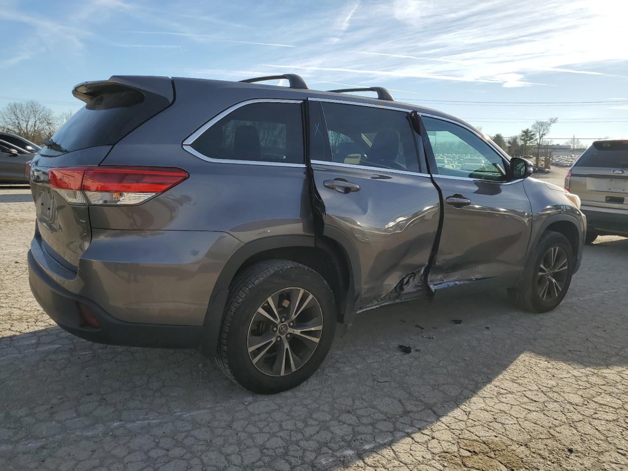 Изображение 3 2019 TOYOTA HIGHLANDER LE 2019 с VIN 5TDZARFH3KS054897