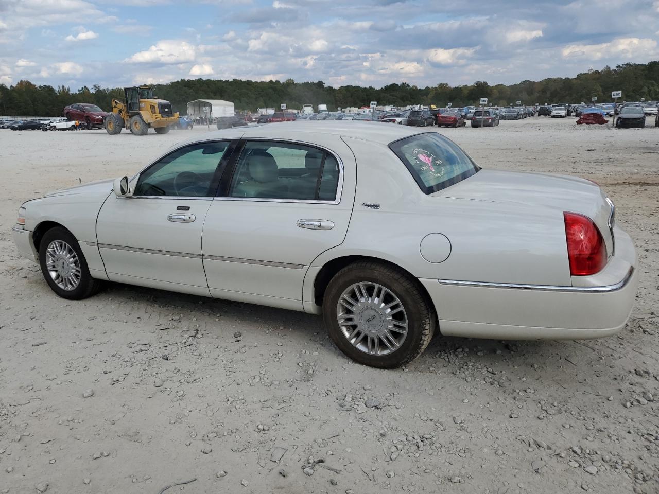 Image 2 of 2006 LINCOLN TOWN CAR SIGNATURE LIMITED 2006 with VIN 1LNHM82W26Y601746