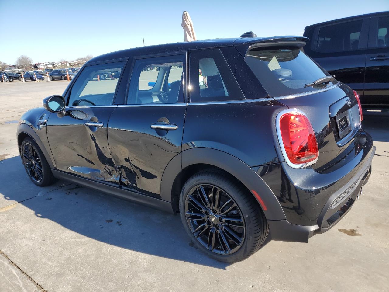 Изображение 2 2024 MINI COOPER S 2024 с VIN WMW53DK08R2V10001