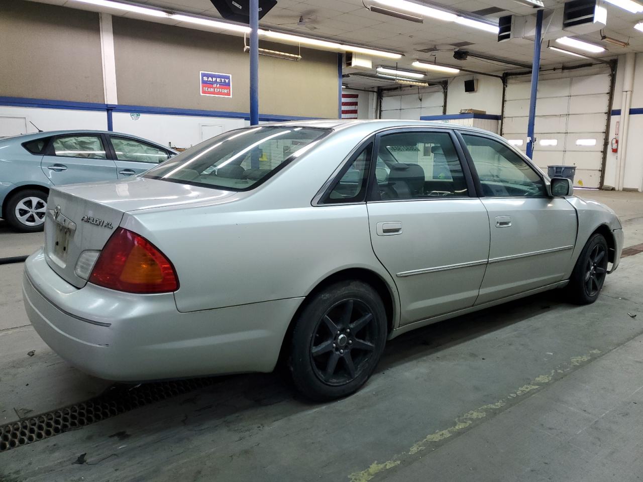 Image 3 of 2000 TOYOTA AVALON XL 2000 with VIN 4T1BF28B7YU050595