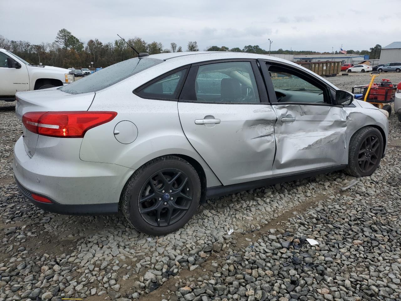 Image 3 of 2016 FORD FOCUS SE 2016 with VIN 1FADP3F23GL290756