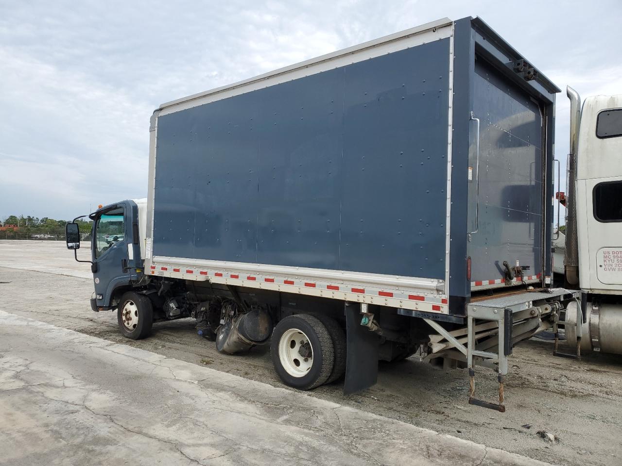 Image 2 of 2020 ISUZU NRR  2020 with VIN JALE5W167L7301565