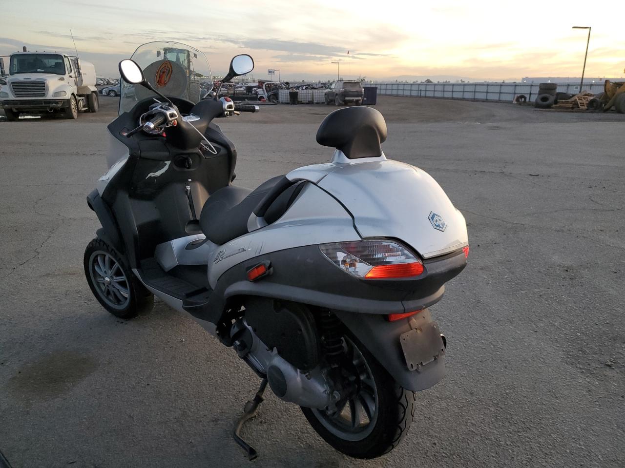 Obraz 3 z 2010 PIAGGIO MP3 250 2010 z VIN ZAPM479M8A5004403