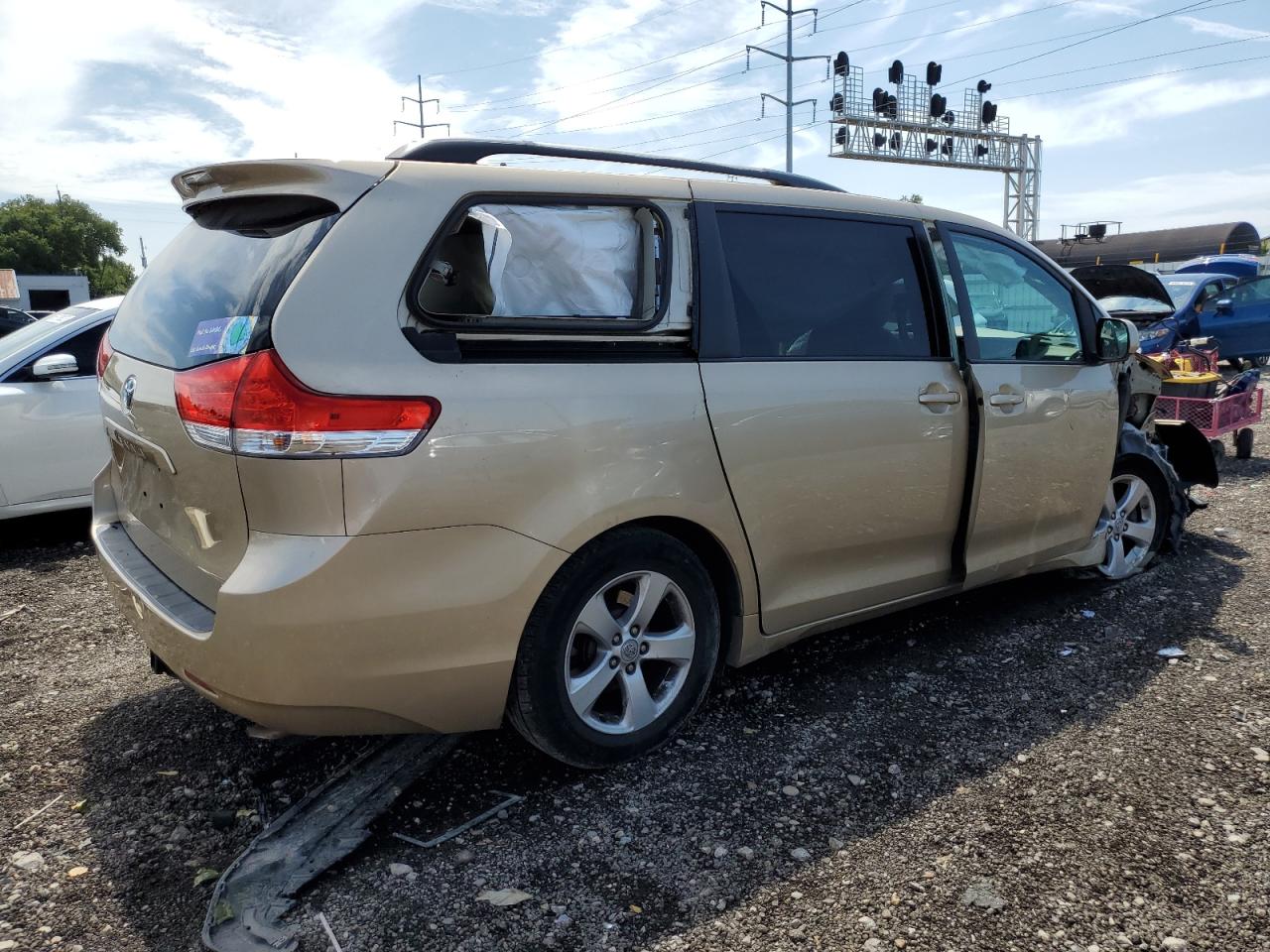 Изображение 3 2011 TOYOTA SIENNA LE 2011 с VIN 5TDKK3DC8BS133436