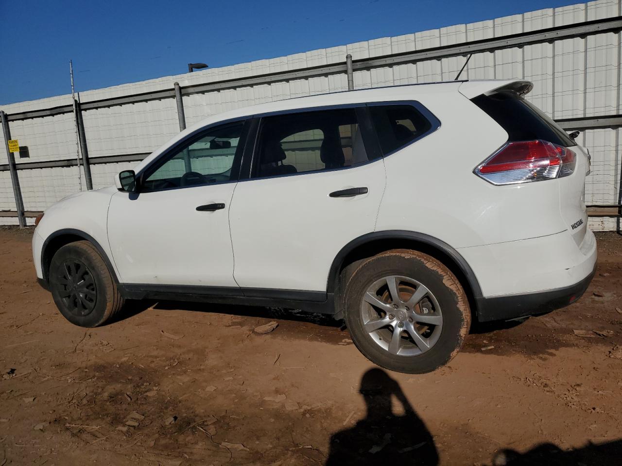 Image 2 of Nissan Rogue S 2016 with VIN KNMAT2MV3GP685805