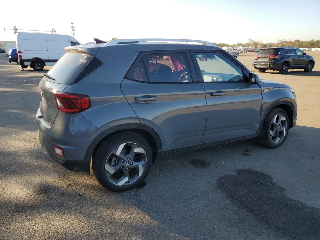 Image 3 of 2020 HYUNDAI VENUE SEL 2020 with VIN KMHRC8A3XLU042058