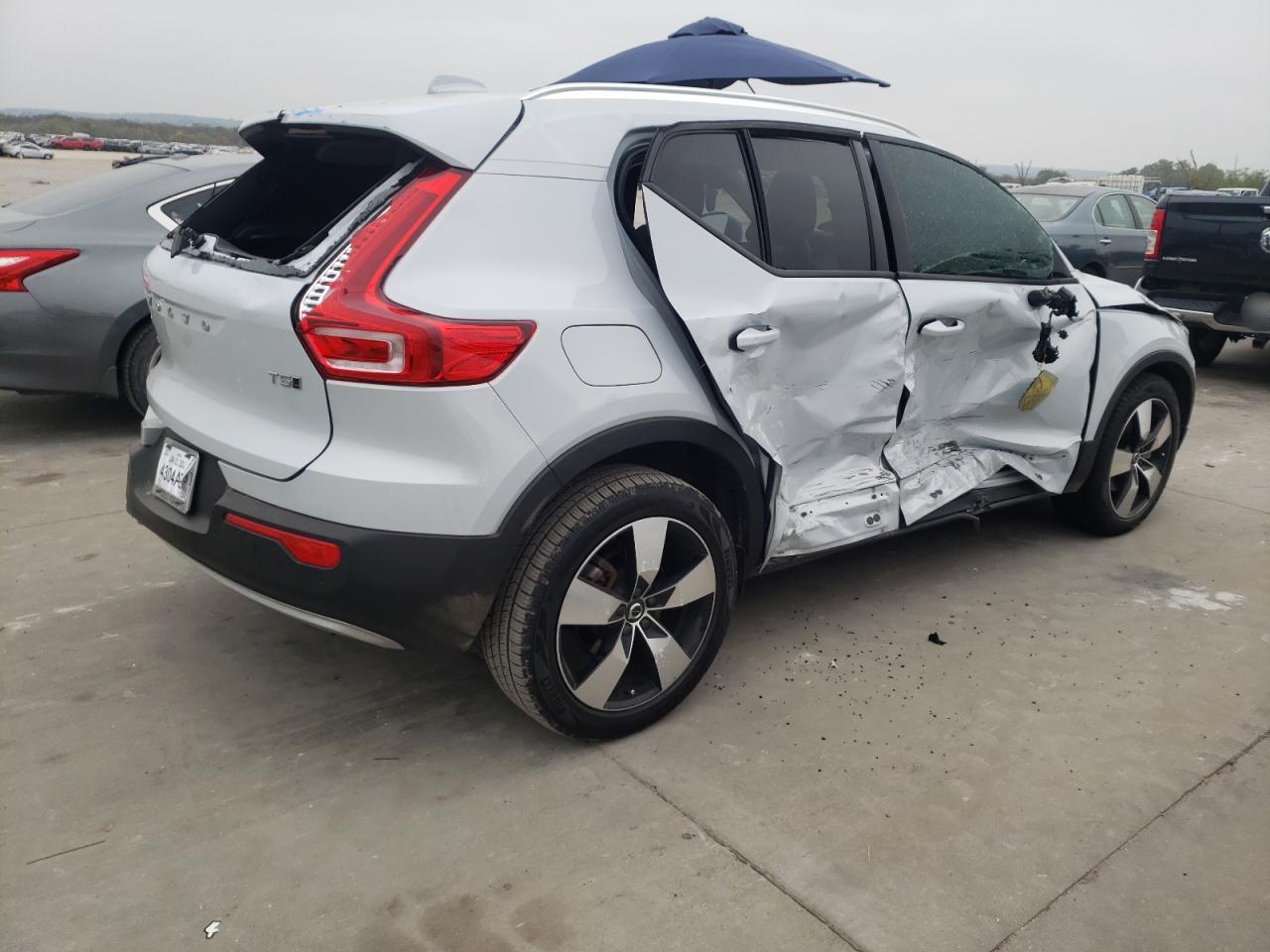 Obraz 3 z 2020 VOLVO XC40 T5 MOMENTUM 2020 z VIN YV4162UK3L2259811