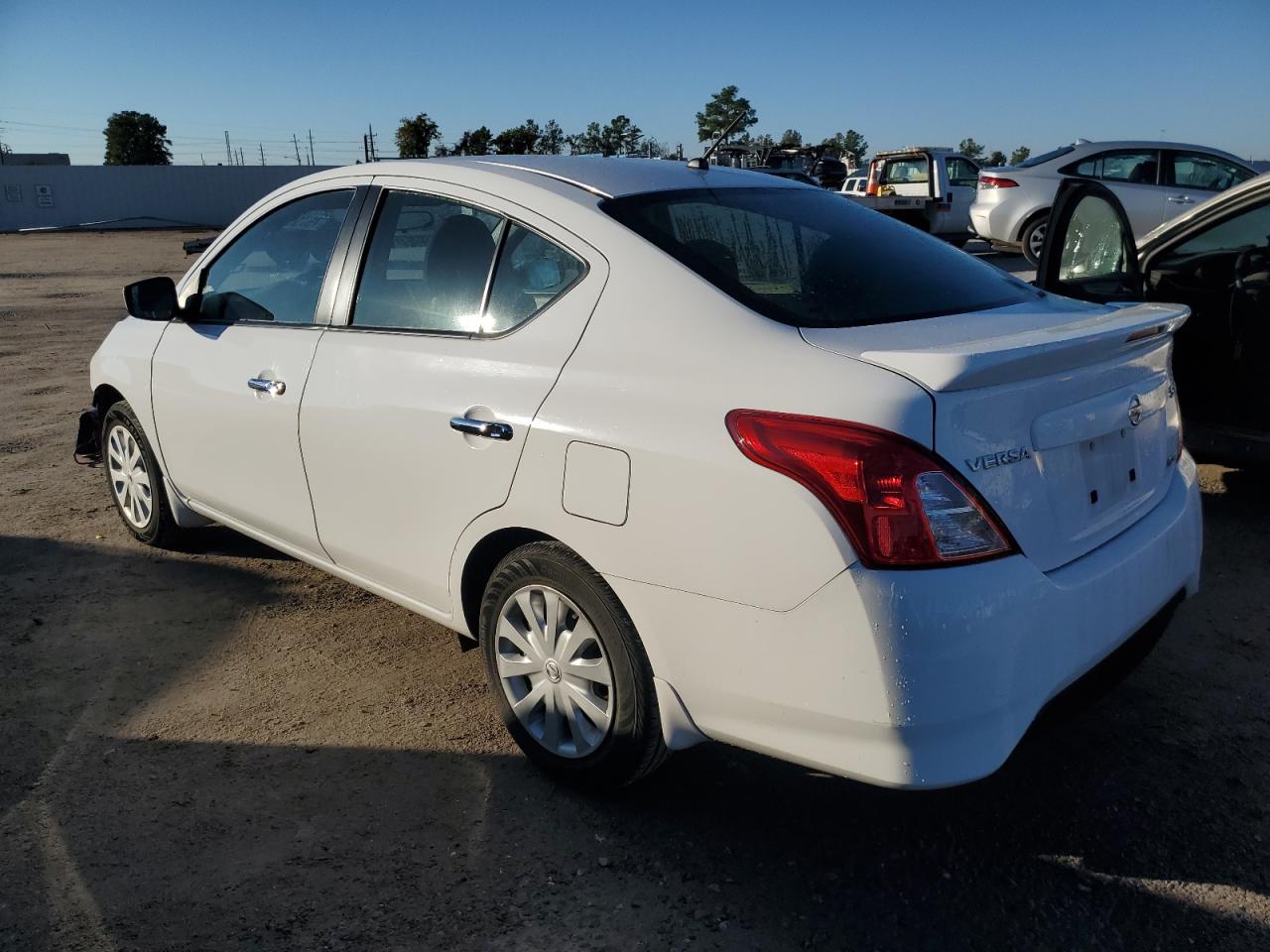 Изображение 2 2015 NISSAN VERSA S 2015 с VIN 3N1CN7AP1FL944648