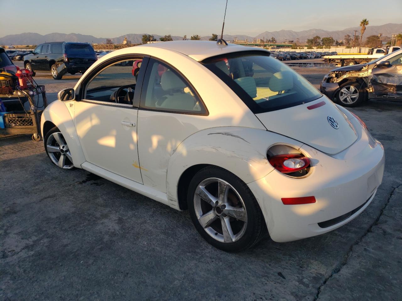 Image 2 of 2008 VOLKSWAGEN NEW BEETLE TRIPLE WHITE 2008 with VIN 3VWFG31C38M511997