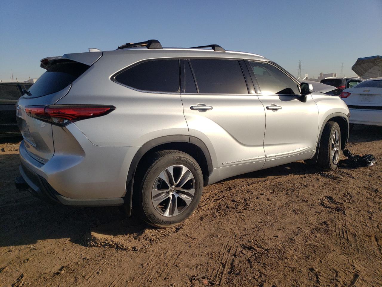 Изображение 3 2020 TOYOTA HIGHLANDER XLE 2020 с VIN 5TDHZRBH3LS519349