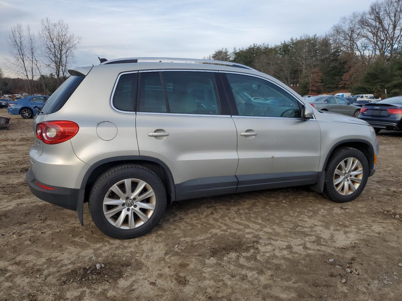Obraz 3 z 2010 VOLKSWAGEN TIGUAN SE 2010 z VIN WVGBV7AX3AW000227