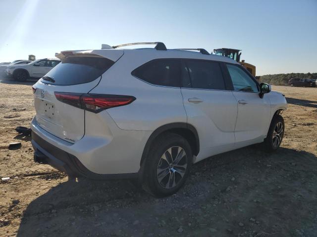 Image 3 of 2021 TOYOTA HIGHLANDER XLE 2021 with VIN 5TDHZRBH2MS104301