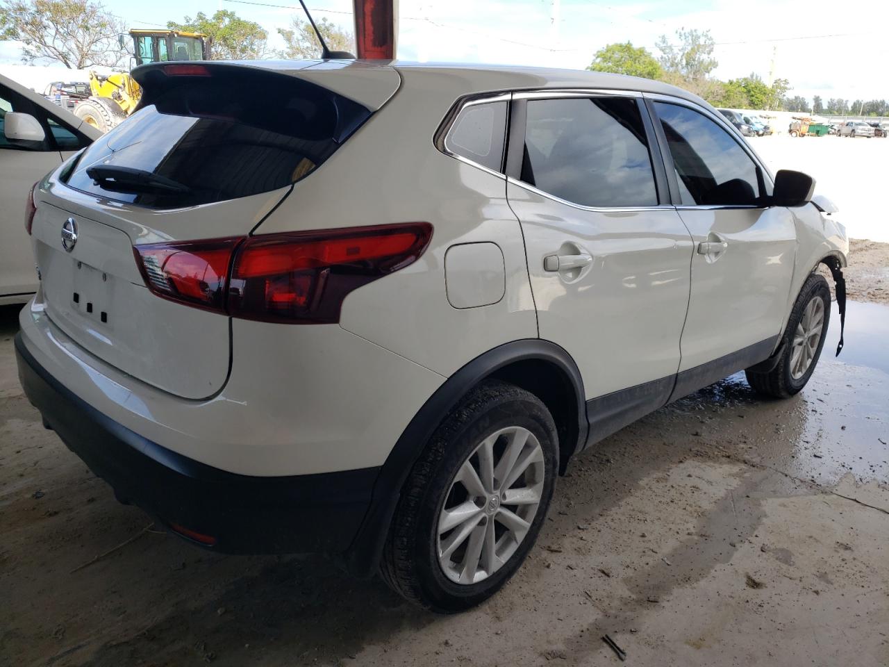 Image 3 of 2017 NISSAN ROGUE SPORT S 2017 with VIN JN1BJ1CP5HW020678