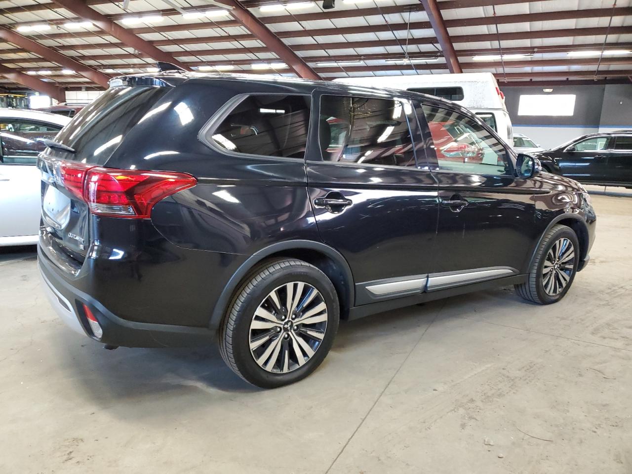Изображение 3 2019 MITSUBISHI OUTLANDER SE 2019 с VIN JA4AD3A38KZ044968