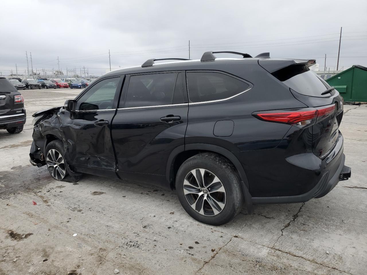 Image 2 of 2021 TOYOTA HIGHLANDER XLE 2021 with VIN 5TDGZRBH1MS540701