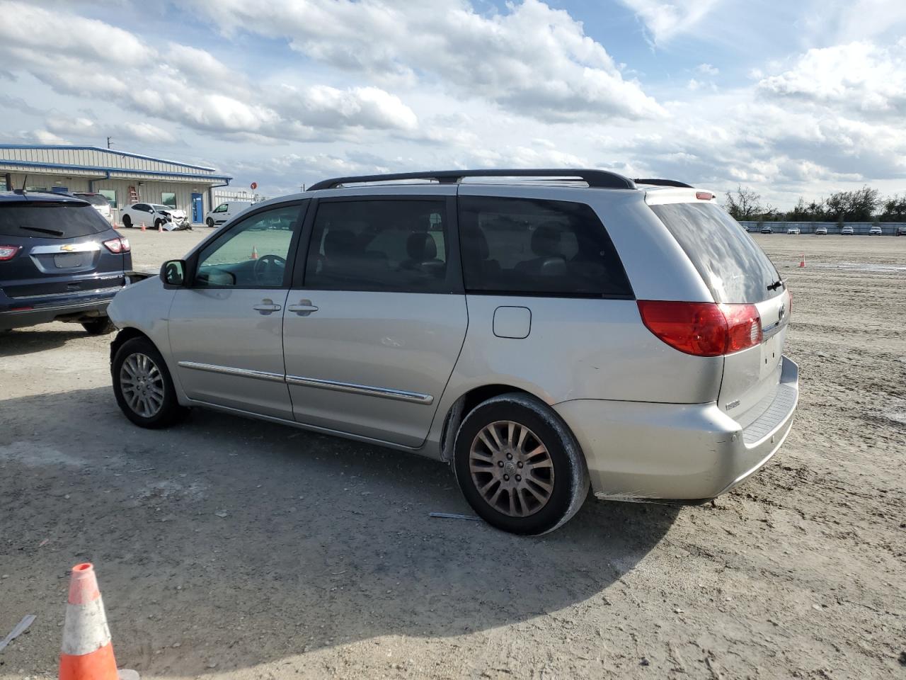 Изображение 2 2008 TOYOTA SIENNA XLE 2008 с VIN 5TDZK22C88S113966