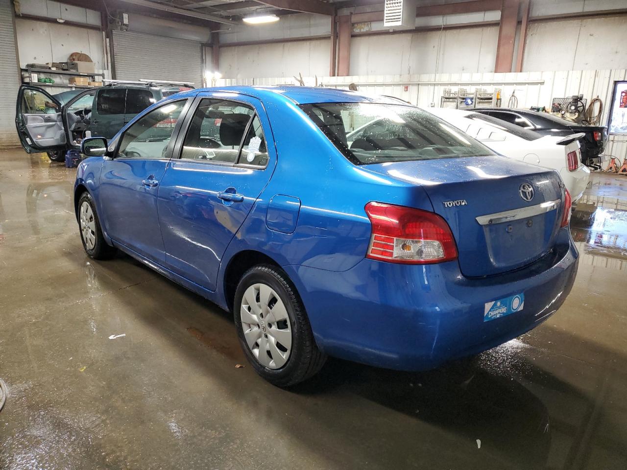 Obraz 2 z 2010 TOYOTA YARIS  2010 z VIN JTDBT4K31A4068803