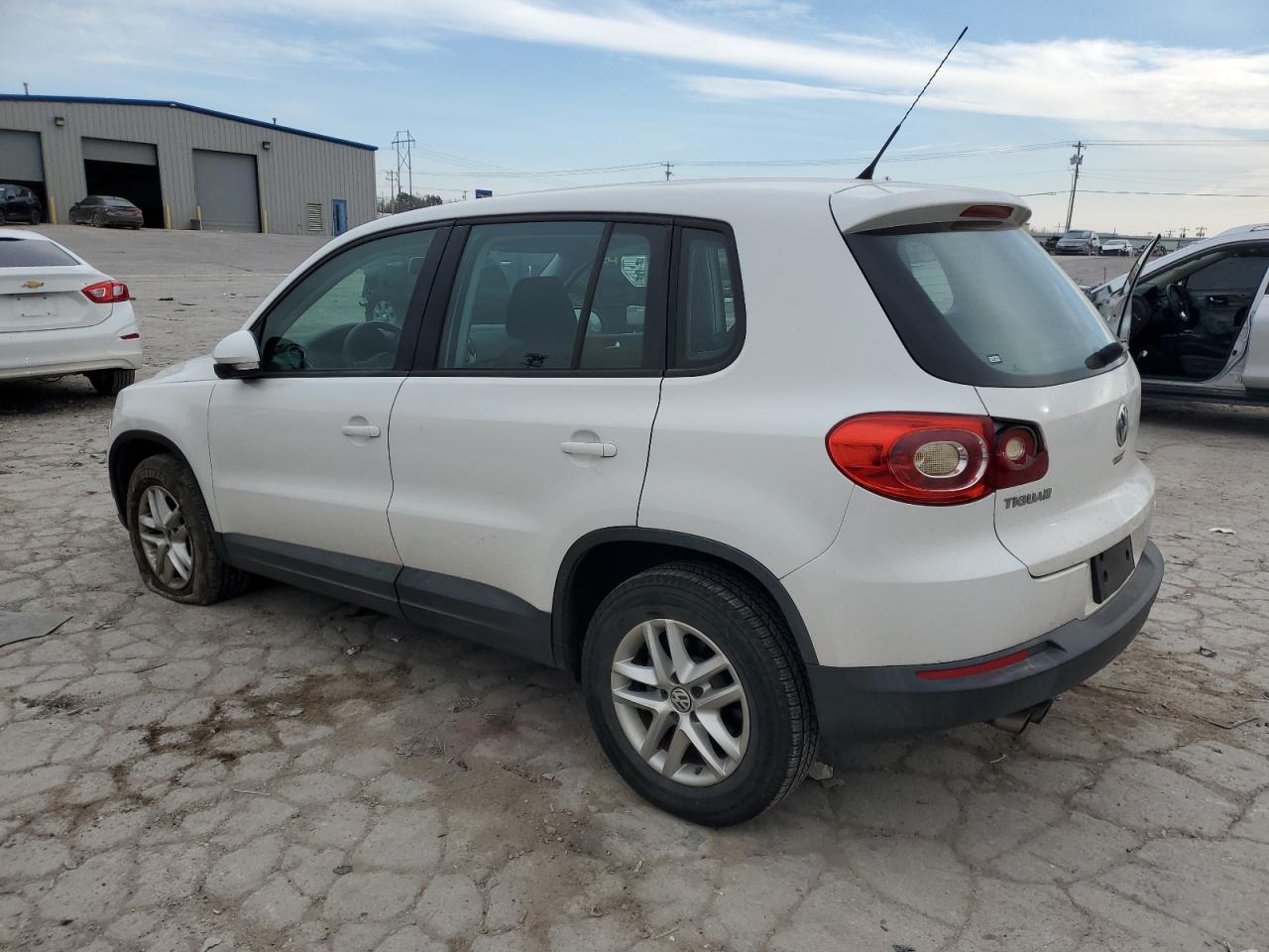 Obraz 2 z 2011 VOLKSWAGEN TIGUAN S 2011 z VIN WVGAV7AX6BW526137