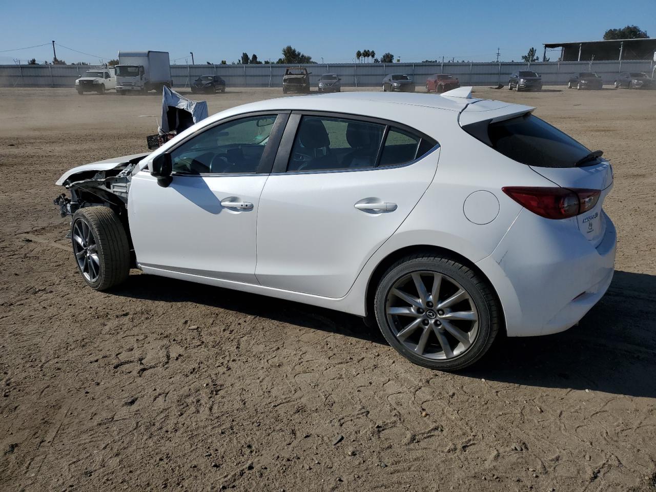 Изображение 2 2018 MAZDA 3 TOURING 2018 с VIN 3MZBN1L37JM162922