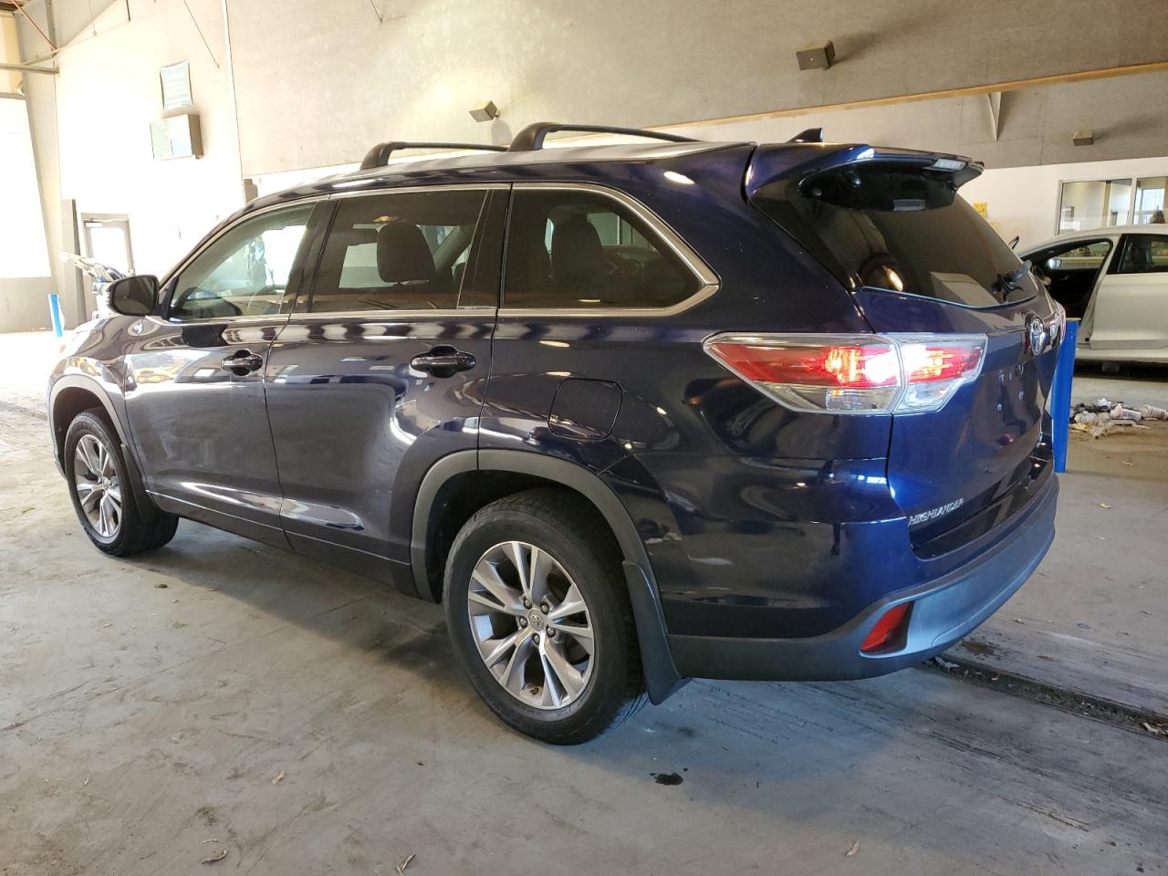 Image 2 of 2014 TOYOTA HIGHLANDER XLE 2014 with VIN 5TDJKRFHXES051459