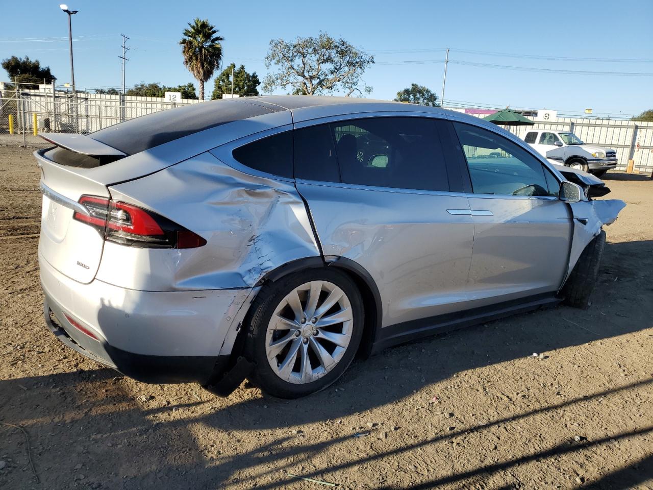 Image 3 of Tesla Model X 2018 with VIN 5YJXCAE25JF089153