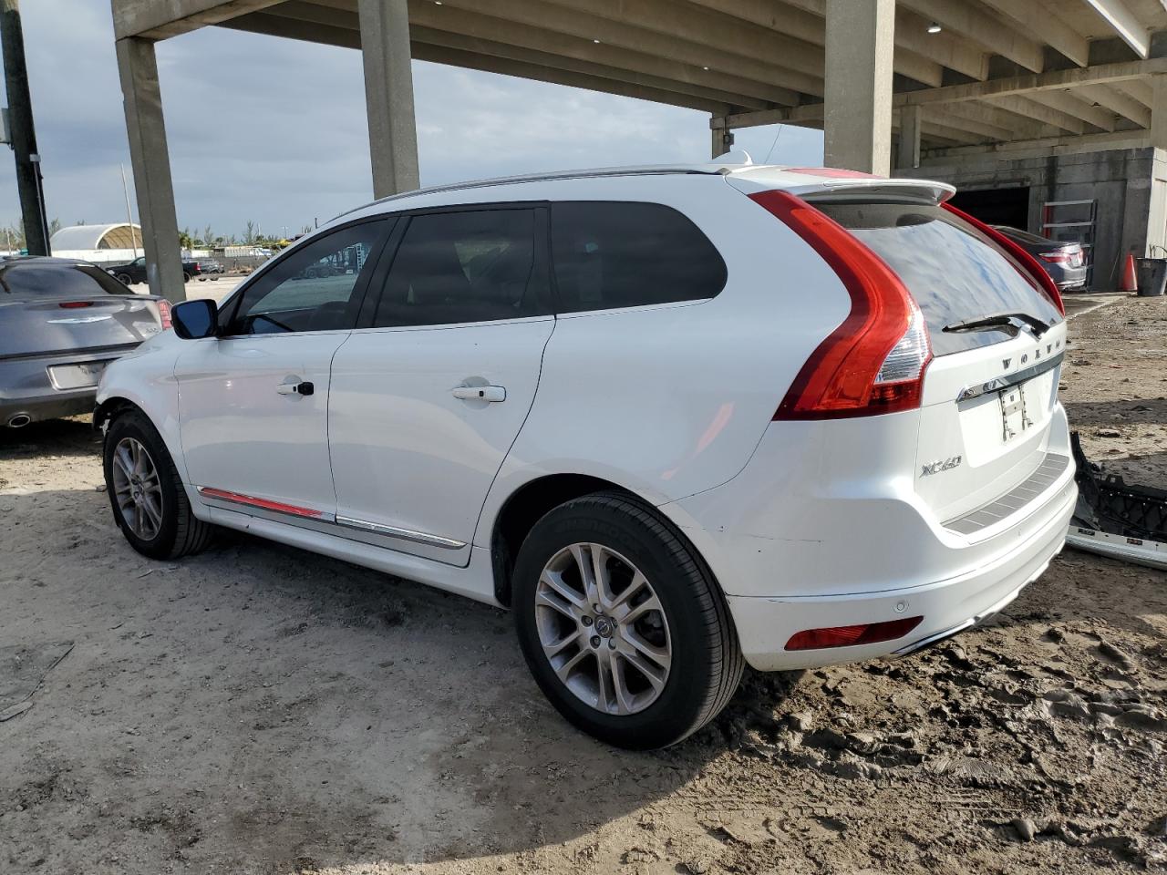 Image 2 of 2016 VOLVO XC60 T5 PREMIER 2016 with VIN YV440MDKXG2905684