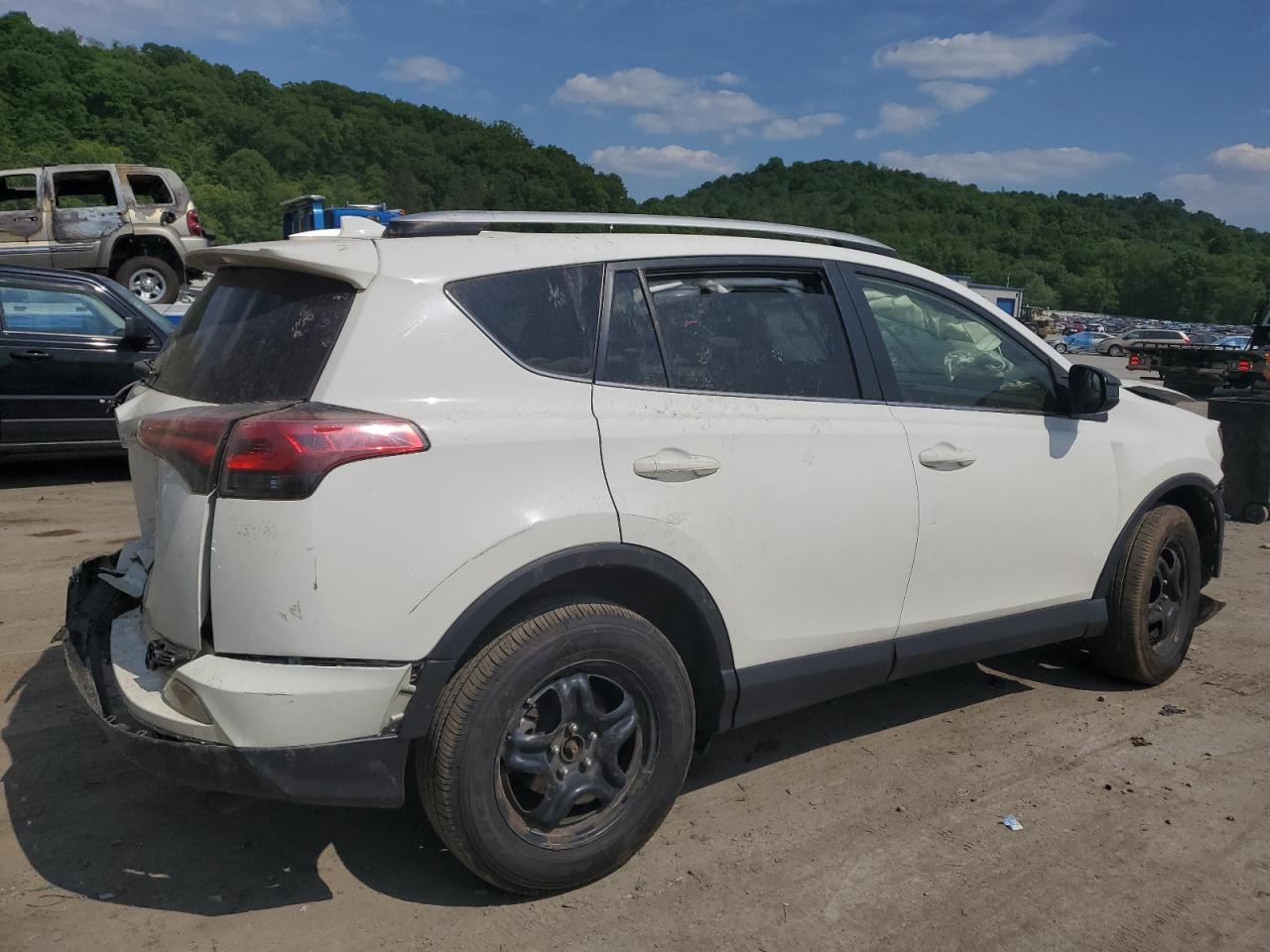Obraz 3 z 2016 TOYOTA RAV4 LE 2016 z VIN JTMBFREV9GJ087210