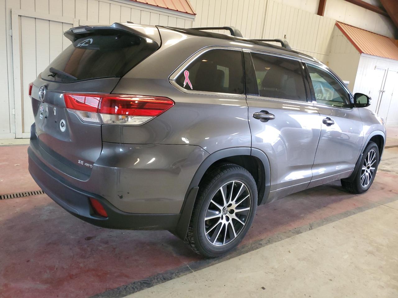Image 3 of 2018 TOYOTA HIGHLANDER SE 2018 with VIN 5TDJZRFHXJS554589