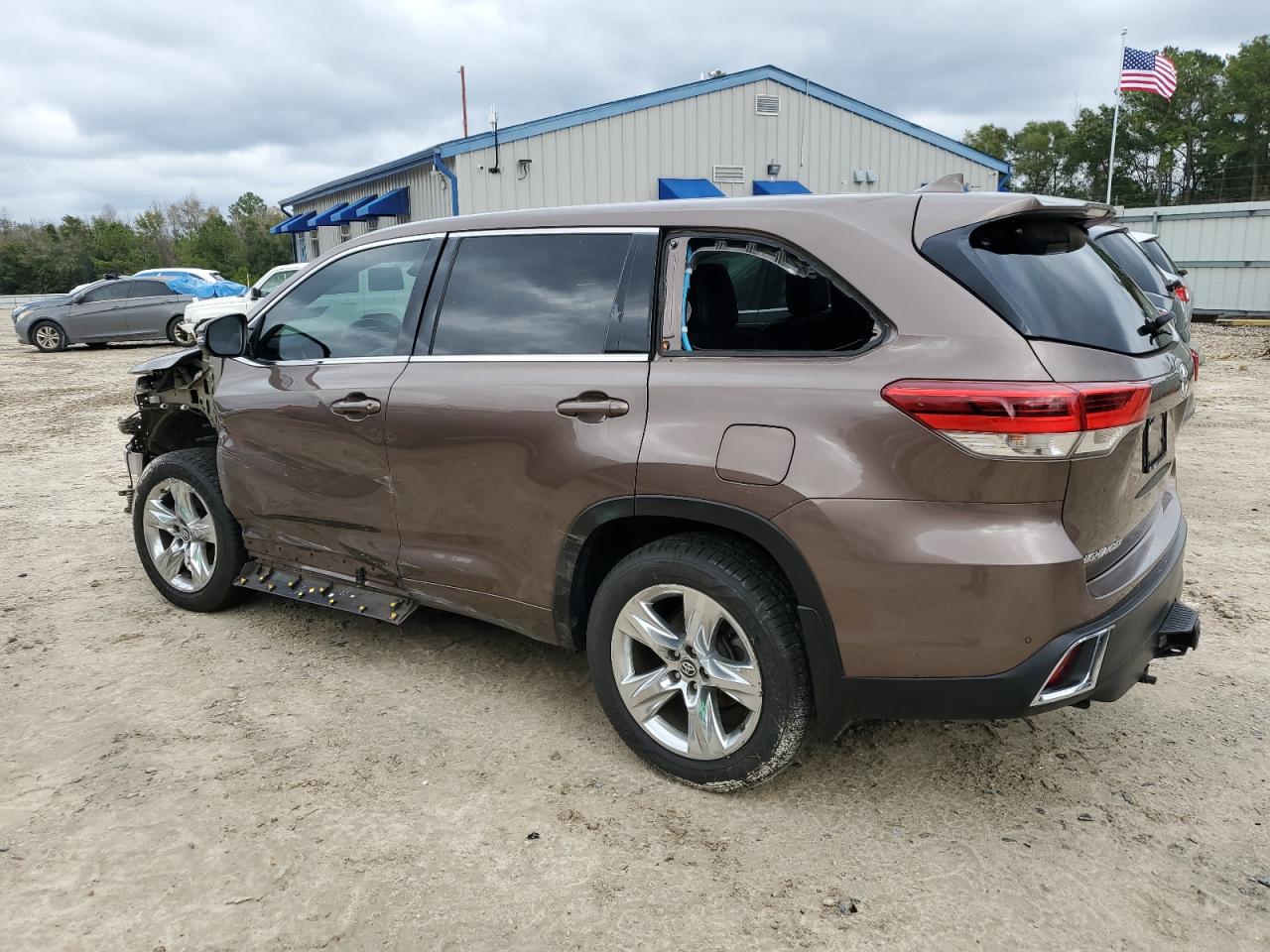 Image 2 of 2019 TOYOTA HIGHLANDER LIMITED 2019 with VIN 5TDYZRFHXKS326706