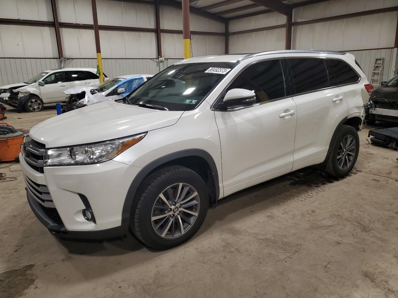 Obraz 1 z 2018 TOYOTA HIGHLANDER SE 2018 z VIN 5TDJZRFHXJS529238