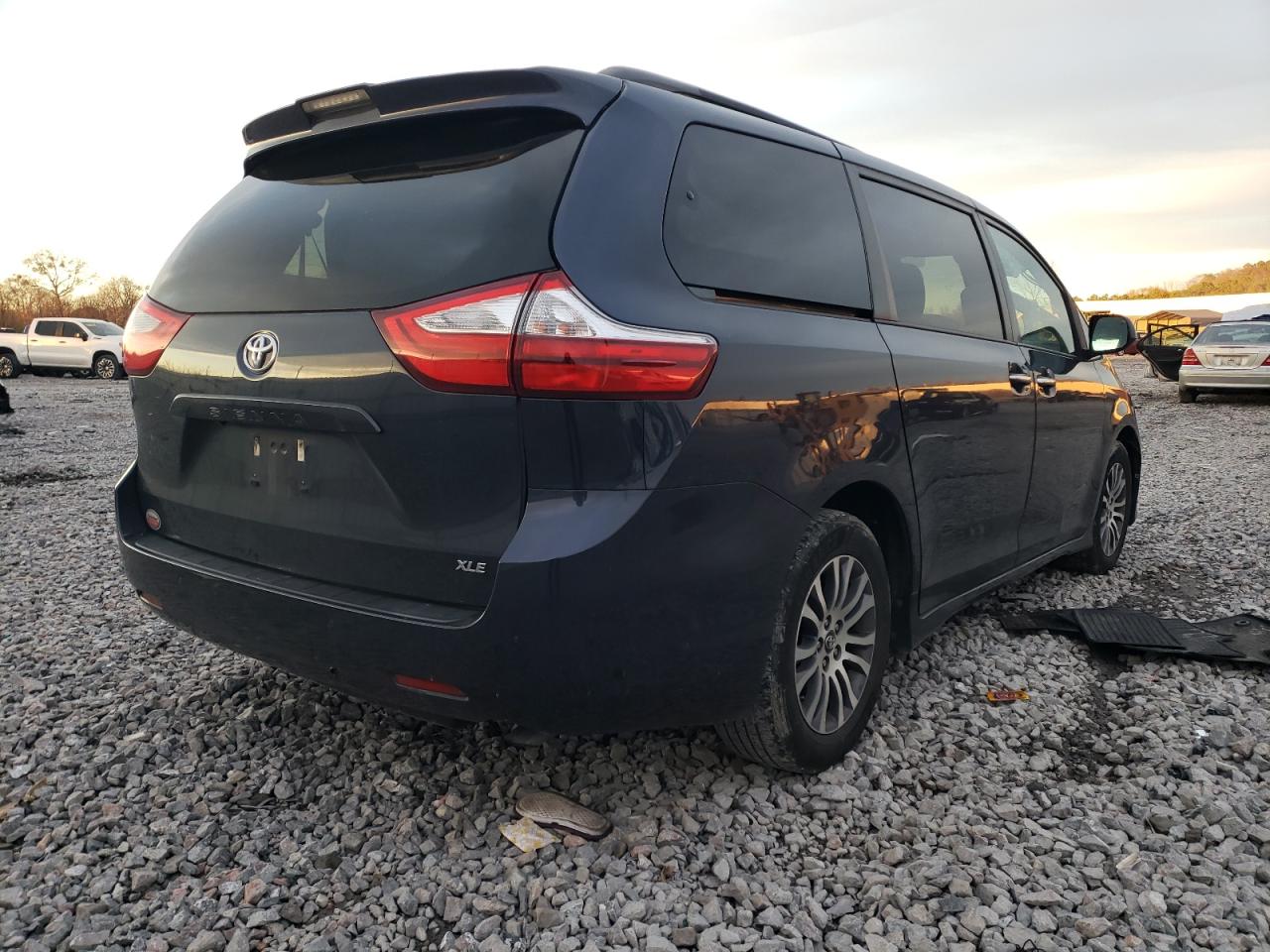 Obraz 3 z 2018 TOYOTA SIENNA XLE 2018 z VIN 5TDYZ3DC4JS963240