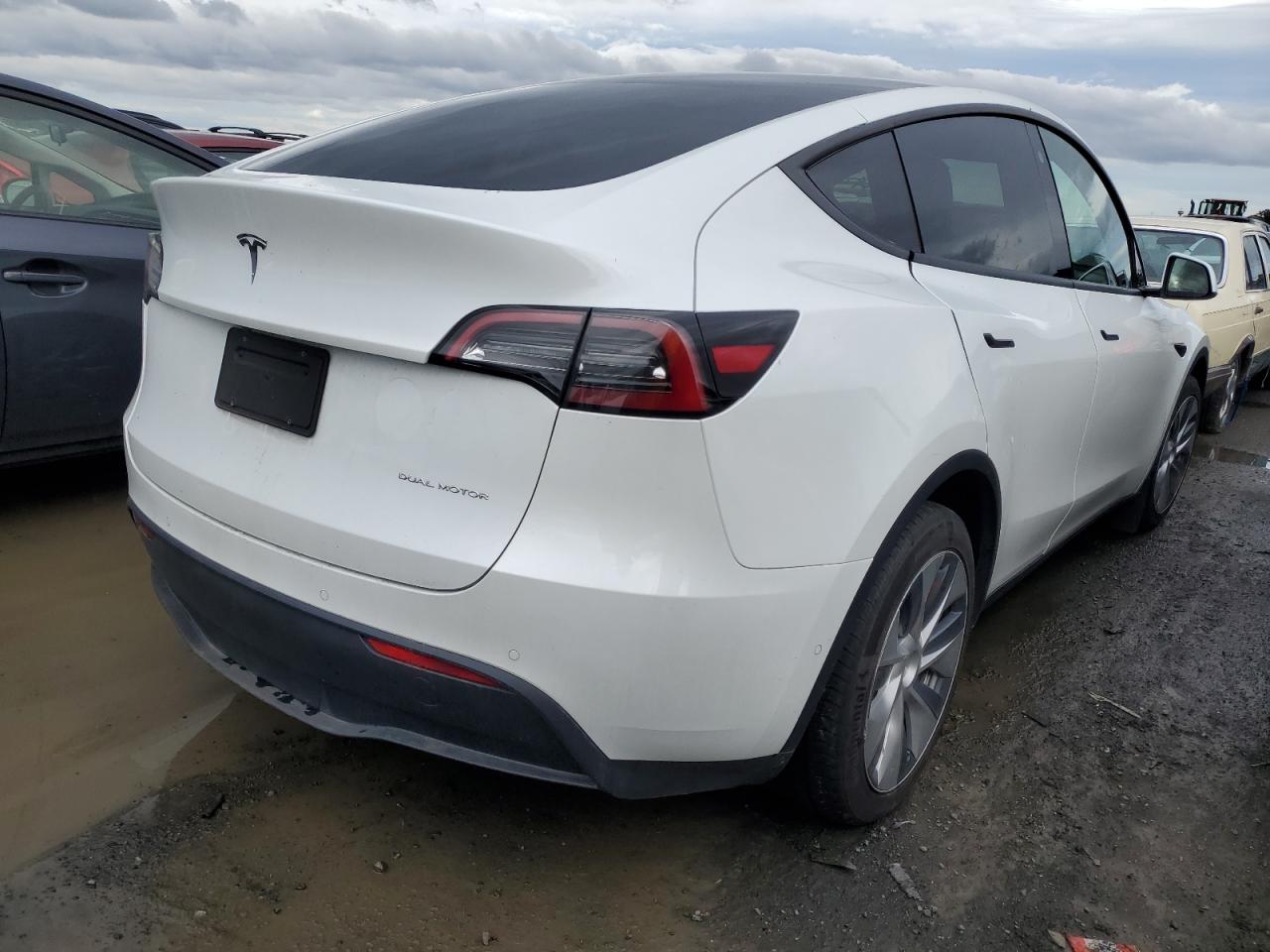 Obraz 3 z 2022 TESLA MODEL Y  2022 z VIN 7SAYGAEE1NF376792