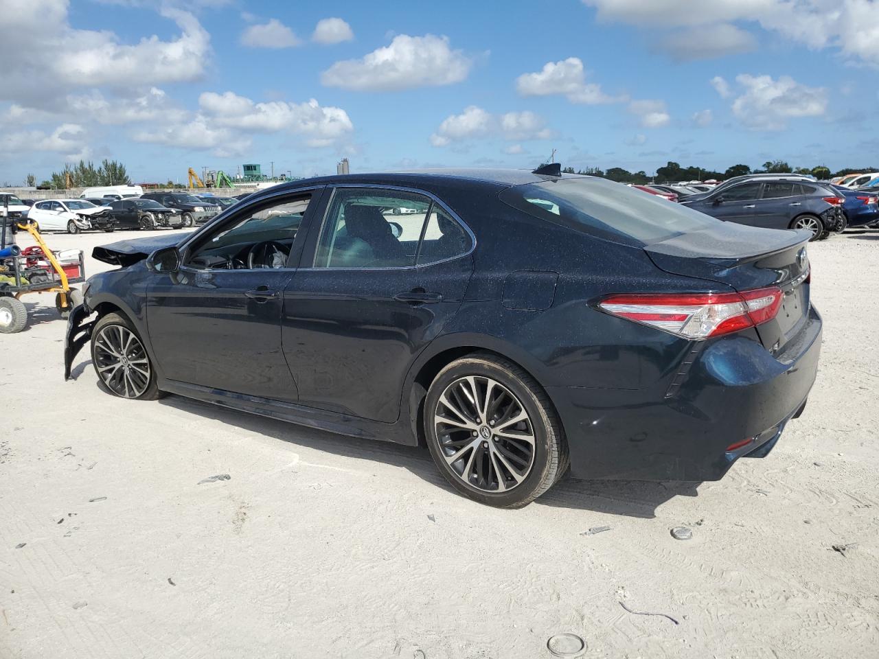 Obraz 2 z 2020 TOYOTA CAMRY SE 2020 z VIN 4T1G11AK0LU857364